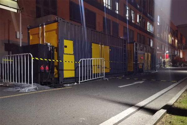 定日柴油发电机组的输出电压是如何调节的？