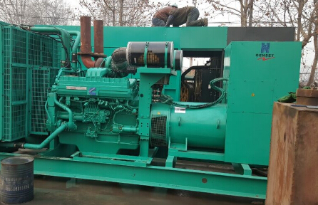 定日发电机组如何判断水冷式机油散热器内部是否需要清洗？