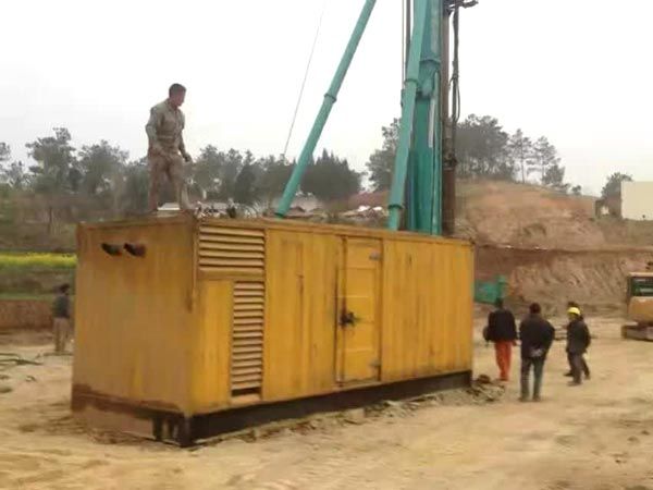 定日如何判断水冷式机油散热器密封件是否需要更换？